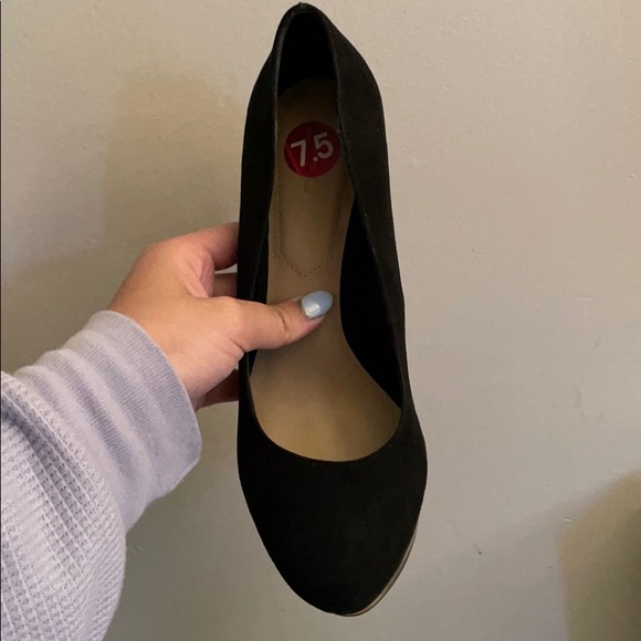 Aldo Black Pumps with Gold Front - Picture 4 of 5